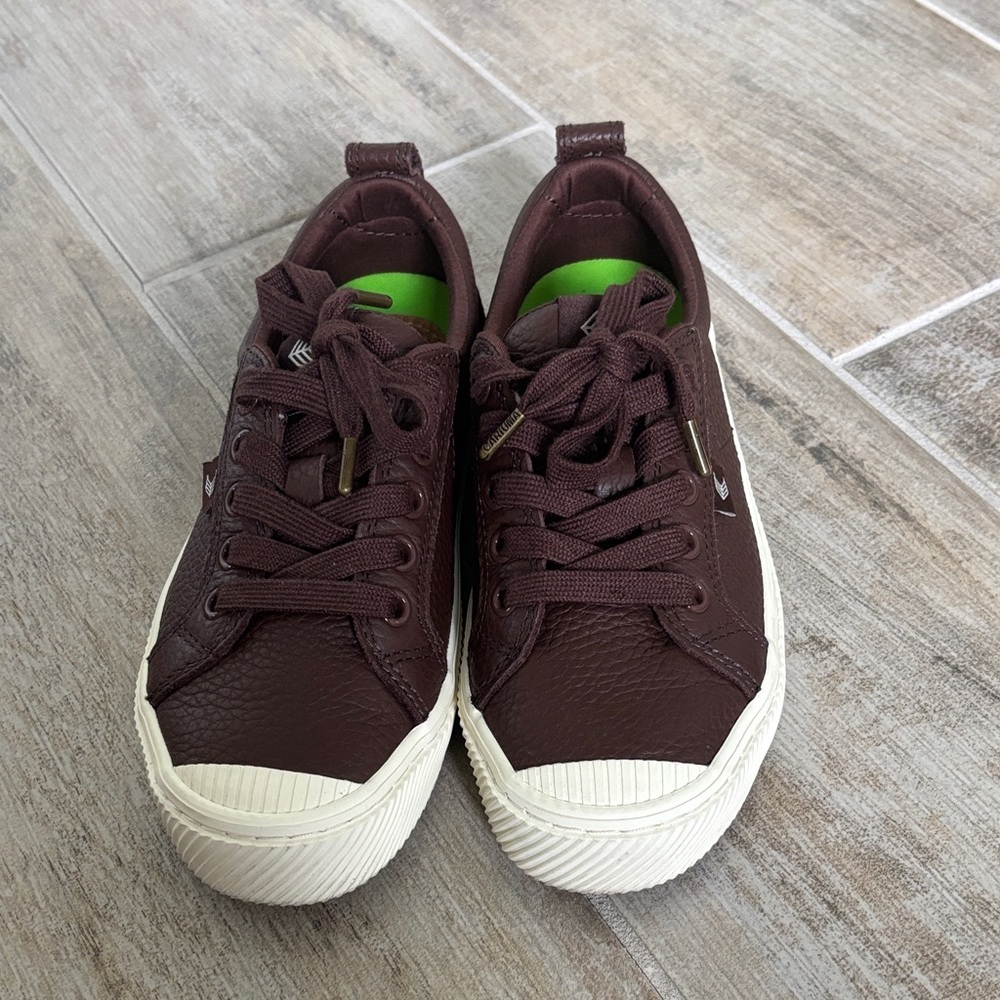 Cariuma  Sneakers with White Soles